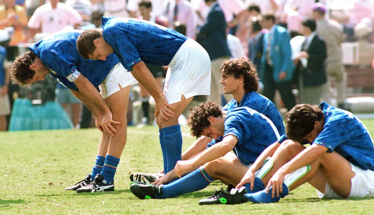 Final Piala Dunia 1994. Laga final pertama Piala Dunia yang harus diselesaikan dengan adu penalti pertama kali terjadi pada Piala Dunia 1994. Saat itu Brasil berjumpa Italia (17/7/1994) yang akhirnya dimenangi Brasil melalui adu penalti dengan sor 3-2 setelah hingga babak perpanjangan waktu skor masih sama kuat 0-0. (AFP/Eugene Garcia)