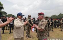 VIDEO:  Momen Hangat Prabowo & Raja Yordania Pakai Baret Cek Pasukan TNI di Medan Latihan