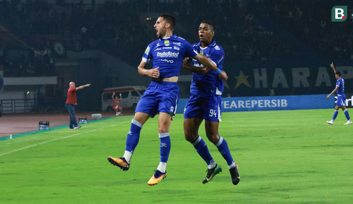 Persib Bandung tetap perkasa meski hanya bermain dengan sepuluh pemain. Tim berjulukan Maung Bandung itu berhasil menyikat Persis Solo di BRI Super League 2025/2026. (Bola.com/Erwin Snaz)