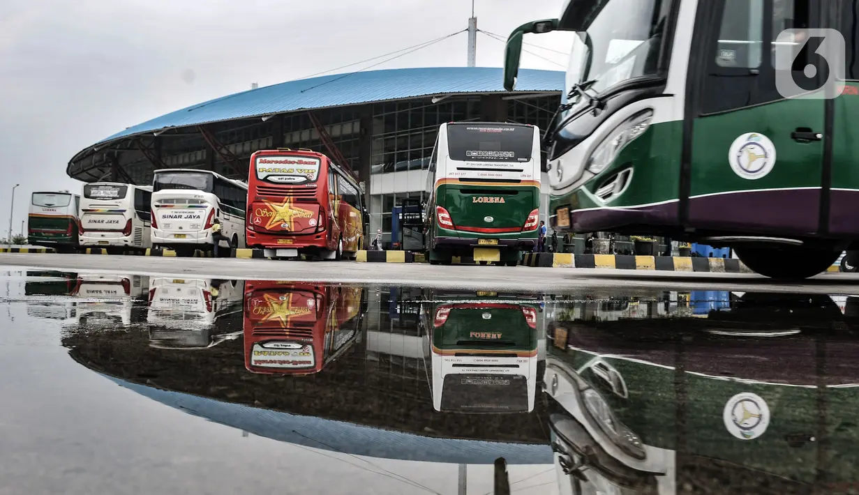 Suasana Terminal Pulogebang di Jakarta, Selasa (2/10/2020). Memasuki libur panjang, jumlah penumpang bus antarkota antarprovinsi (AKAP) di Terminal Pulogebang tujuan Jawa dan Sumatera mengalami peningkatan. (merdeka.com/Iqbal S. Nugroho)