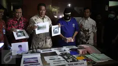 Kepala BNN, Komjen Pol Anang Iskandar menunjukkan tersangka Fit (37) beserta barang bukti kasus pencucian uang hasil bisnis narkotika ke dalam bisnis jual beli kendaraan roda empat di Gedung BNN, Jakarta, Jumat (21/8/2015). (Liputan6.com/Gempur M Surya)