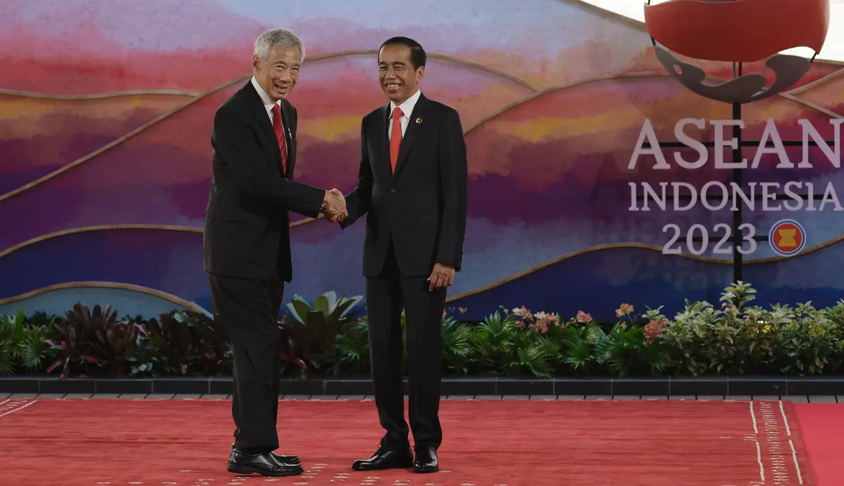Presiden Indonesia Joko Widodo atau Jokowi (kanan)  menyapa Perdana Menteri Singapura Lee Hsien Loong dalam Konferensi Tingkat Tinggi (KTT) Ke-42 ASEAN di Labuan Bajo, Nusa Tenggara Timur, Rabu (10/5/2023). (Willy Kurniawan/Pool Photo via AP)