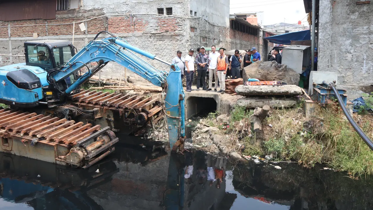 Warga Tegal Alur gunakan jembatan bambu.