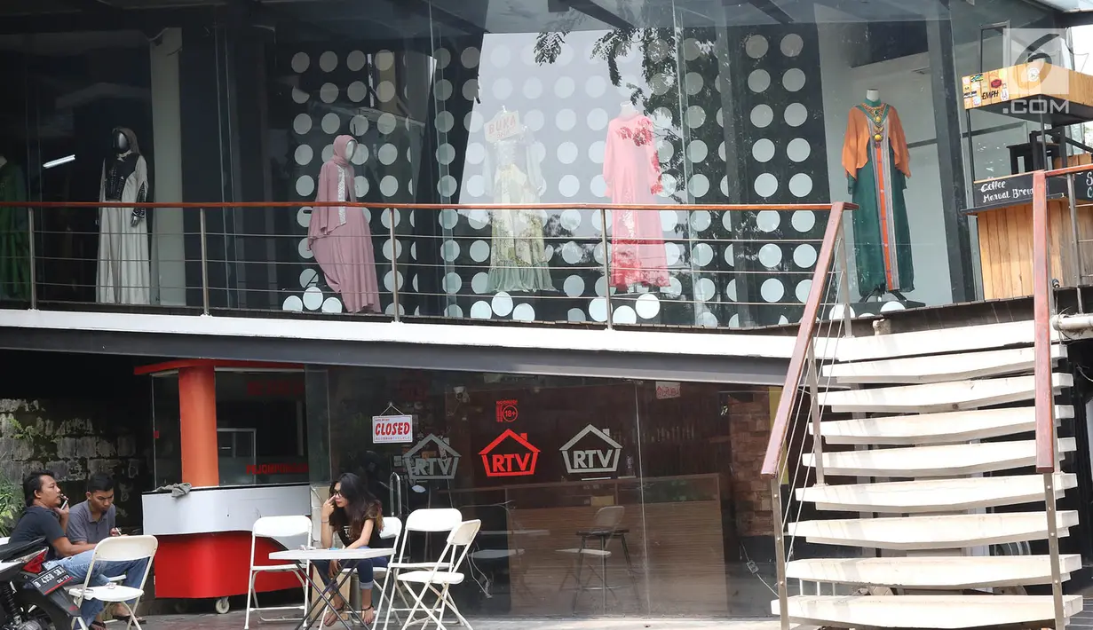Sejumlah orang terlihat di toko Rumah Tua Vape, Pejompongan, Jakarta yang tutup, Senin (11/9). Di toko ini, Abi Qowi Suparto (20) tewas dikeroyok karena diduga mencuri vape senilai Rp 1,6 juta di Rumah Tua Vape Tebet. (Liputan6.com/Immanuel Antonius)