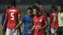 Kapten Persija, Ismed Sofyan, berbicara dengan kapten Persib, Atep, pada laga Liga 1 di Stadion GBLA Bandung, Jawa Barat, Sabtu (22/7/2017). Kedua klub bermain imbang 1-1. (Bola.com/Vitalis Yogi Trisna)