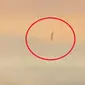 Penampakan objek misterius di langit yang diduga alien melompat dari UFO. (Foto: Mirror)