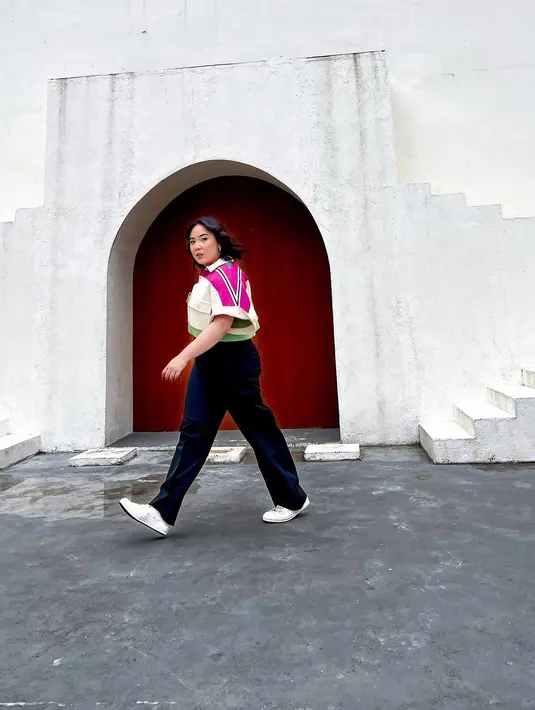 kompleksi wajah dengan nuansa sunkissed serta lipstik coral juga akan menjadi paduan sempurna untuk hadirkan kesan riasan yang hangat. (Foto: Instagram/ Angelica Manopo)