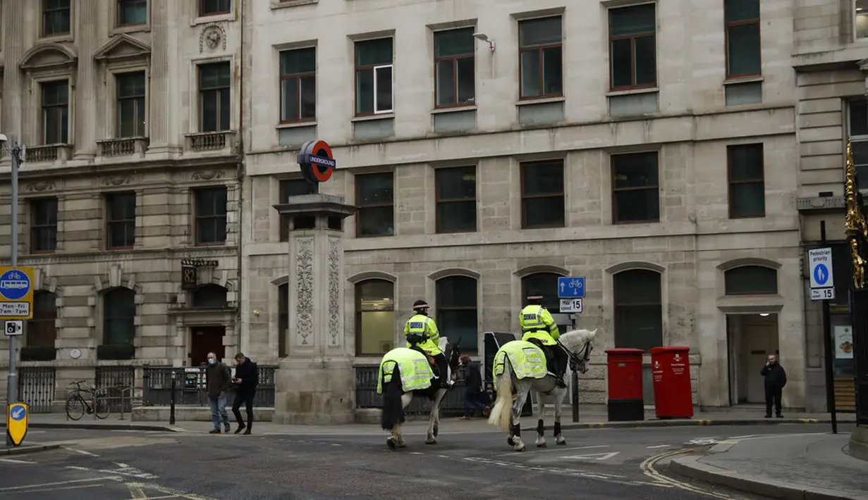 Polisi berkuda berpatroli pada pagi pertama penerapan lockdown nasional ketiga di Kota London, Inggris, 5 Januari 2021. Inggris menerapkan lockdown nasional ketiga untuk membendung lonjakan infeksi COVID-19 yang mengancam rumah sakit. (AP Photo/Matt Dunham)
