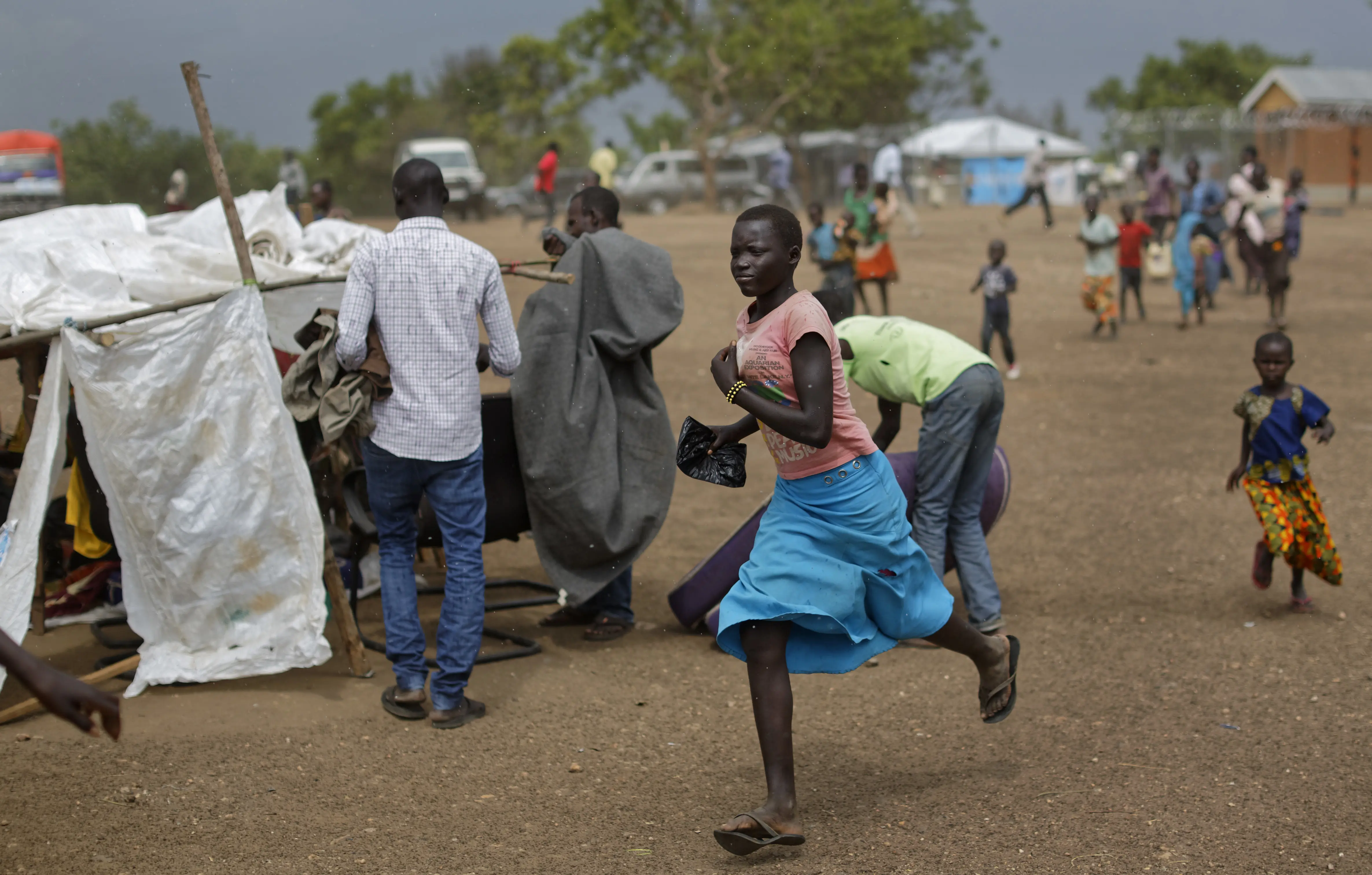Seorang anak berlari saat berada di Bidi Bidi, Uganda, Selasa (6/6). Bidi Bidi adalah pemukiman pengungsi terbesar di dunia yang menampung pengungsi Sudan Selatan. (AP Photo / Ben Curtis)