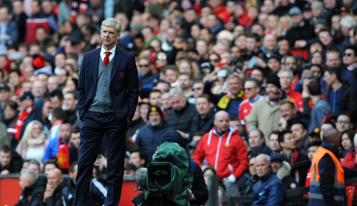Manajer Arsenal Arsene Wenger melihat pemainnya bertanding melawan Manchester United saat pertandingan Liga Inggris di stadion Old Trafford di Manchester (29/4). (AP Photo / Rui Vieira)