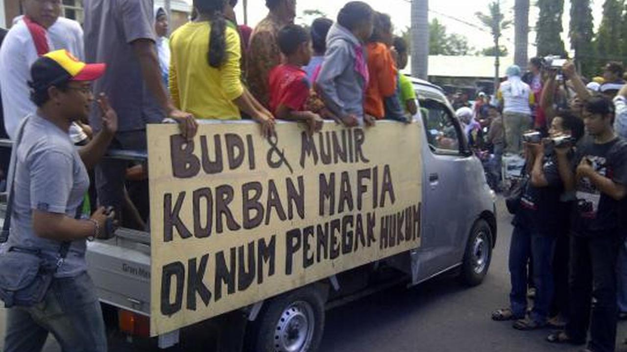 Ratusan warga bawa keranda mayat dan kambing ke PN Mungkid