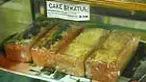 Noer, warga Malang, Jatim, menyalurkan ide kreatifnya dengan membuat roti bekatul. Roti ini bergizi tinggi, mudah didapat, dan relatif murah. 
