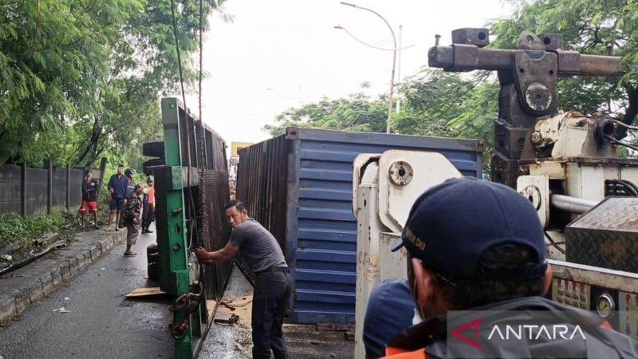 Sudinhub Jakut Gerak Cepat Evakuasi Truk Kontainer Terguling di Cilincing, Lalu Lintas Sempat Padat