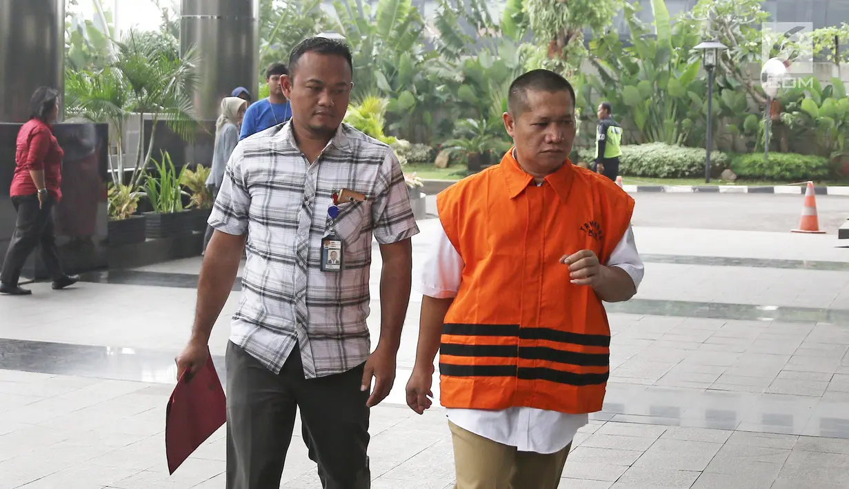 Kabag ULP Pemkab Purbalingga Hadi Iswanto dikawal petugas menuju gedung KPK, Jakarta, Kamis (7/6). Hadi diperiksa perdana pasca tertangkap tangan oleh KPK bersama bupati Purbalingga Tasdi. (Liputan6.com/Herman Zakharia)
