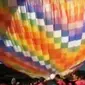 Balon-balon berukuran besar ini diduga berasal dari masyarakat Wonosobo yang melaksanakan tradisi syawalan dengan melepas balon.