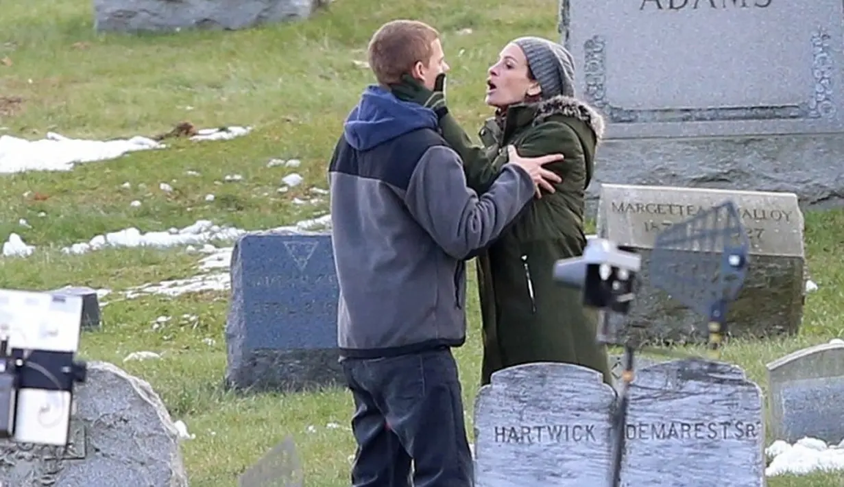 Saat syuting film tersebut, Julia terlihat berpakaian hangat degan memakai coat berwarna hijau dengan bulu yang berada di penutup kepalanya. (Just Jared)