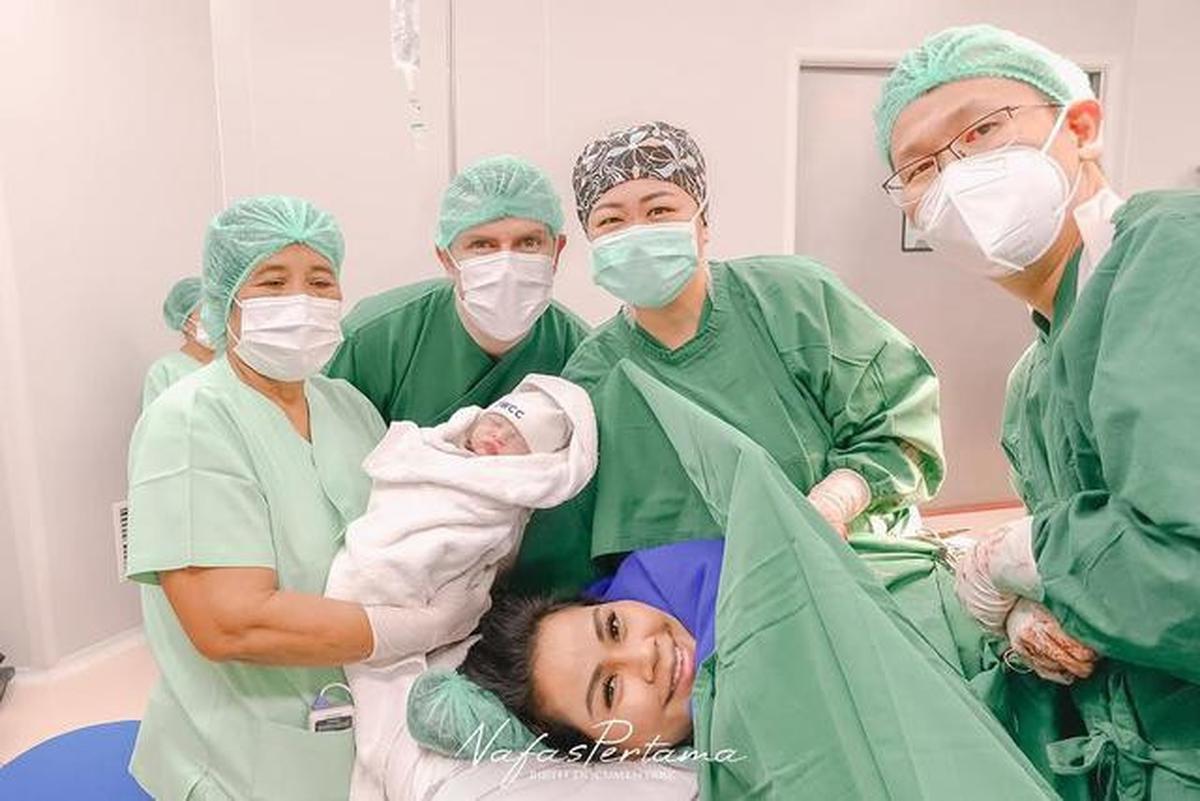 9 Artis Ini Resmi Jadi Ibu di Tahun 2025, Penuh Bahagia Sambut Anak Pertama