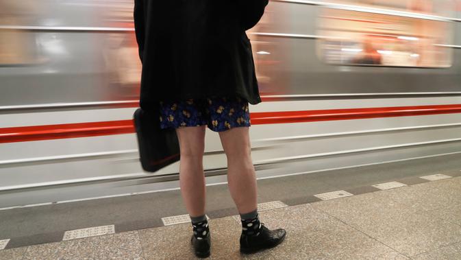 Orang-orang mengambil bagian dalam No Pants Subway Ride di Praha, Republik Ceko pada Minggu (12/1/2020). Untuk tahun ini, acara naik kereta tanpa celana itu dilangsungkan serentak di sejumlah kota dunia pada 12 Januari. (AP Photo/Petr David Josek)