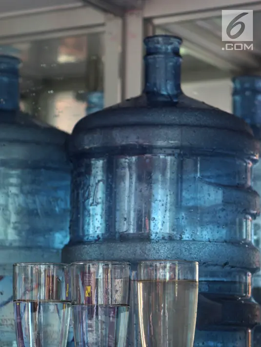Pengecekan kandungan air yang diproses dengan Portable Water Treatment di Kantor PJT II, Jakarta, Jumat (9/11). Portable Water Treatment merupakan rekayasa enjinering tim Litbang PJT II dengan Tjakrindo. (Merdeka.com/Imam Buhori)