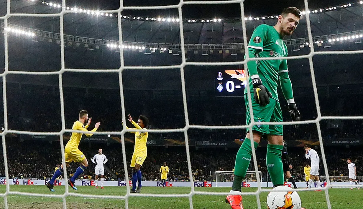 Ekspresi kiper Dynamo Kiev Denys Boyko saat pemain Chelsea Olivier Giroud mencetak gol ke gawangnya pada leg kedua babak 16 besar Liga Europa di Stadion NSK Olimpiyskiy, Kiev, Ukraina, Jumat (15/3). Giroud mencetak hattrick. (REUTERS/Valentyn Ogirenko)