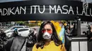 Massa aksi yang tergabung dalam gerakan masyarakat non partisan #BersihkanIndonesia menggenakan masker saat aksi teatrikal di lintasan penyeberangan orang atau Pelican crossing di Jakarta, Kamis (20/12). (Liputan6.com/Faizal Fanani)