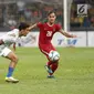 Pemain Timnas U-22,  M Rezaldi Hehanusa dan Evan Dimas berusaha merebut bola pada pêrtandíngan Sepak Bola Indonesia melawan Malaysia di Stadion Shah Alam, Selangor, Sabtu (26/08). Indonesia kalah 0-1 dari tuan rumah Malaysia. (Liputan6.com/Faizal Fanani)