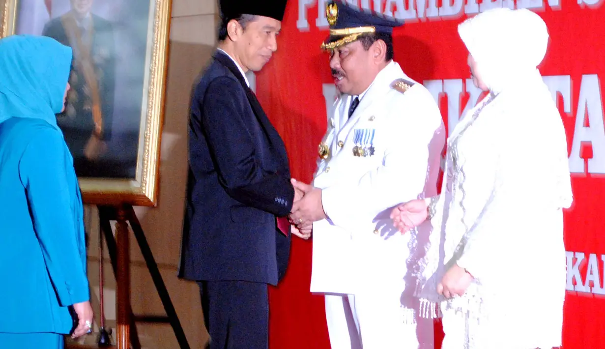 Usai pelantikan, Gubernur DKI Jakarta Joko Widodo (kedua dari kiri) langsung memberikan ucapan selamat kepada Anas Effendi. (Liputan6.com/Johan Tallo) 