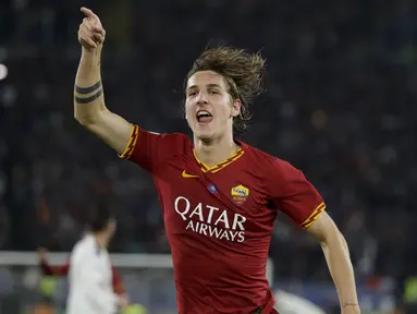 Gelandang AS Roma, Nicolo Zaniolo berselebrasi usai mencetak gol ke gawang AC Milan pada pertandingan Lanjutan Liga Serie A Italia di Stadion Olimpiade Roma (28/10/2019). AS Roma menang tipis 2-1 atas AC Milan. (AP Photo/Andrew Medichini)