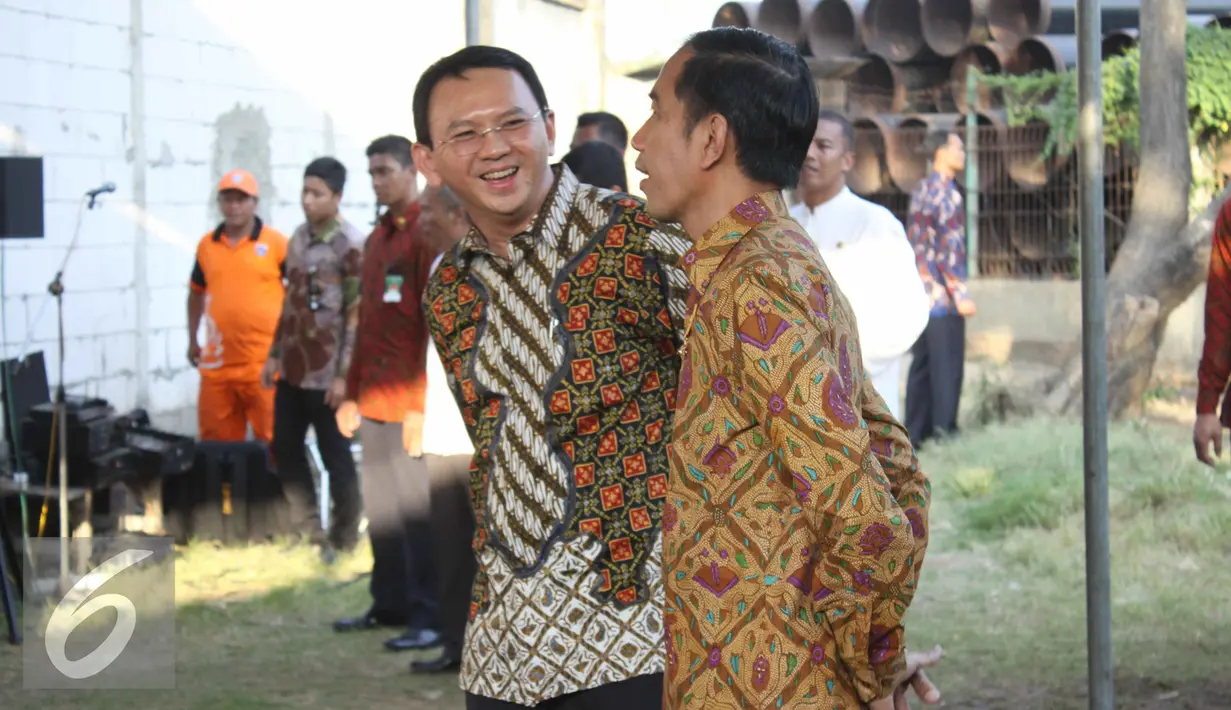 Presiden Jokowi dan Gubernur Ahok saat memberikan sembako di kawasan Cilincing, Jakarta, Kamis (3/9/2015). (Liputan6.com/Gempur M Surya)