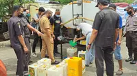 sebanyak 10 Ton minyak goreng curah didistribusikan oleh Disperindagkop Kota Tangerang khusus untuk pedagang sembako di Pasar Anyar, Selasa (29/3/2022).
