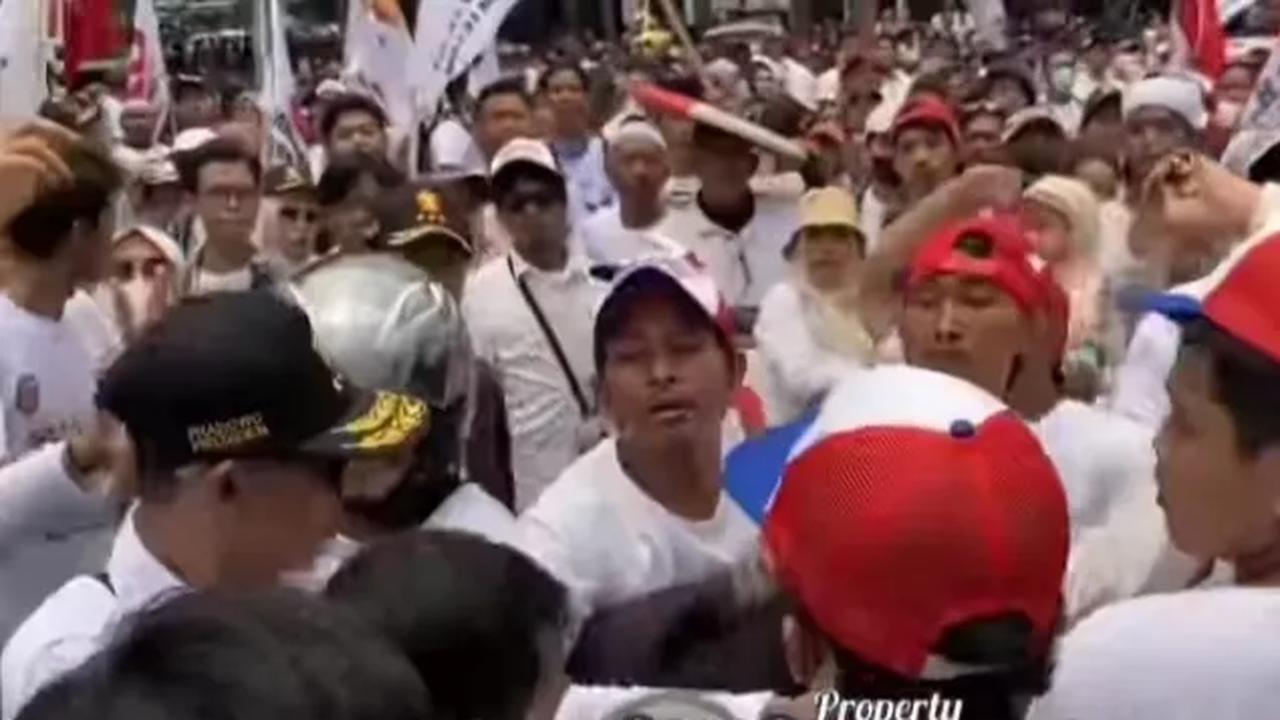 Dua pencopet babak belur diamuk massa ketika nekat beraksi saat kirab Prabowo Subianto-Gibran Rakabuming Raka mendaftar ke KPU.