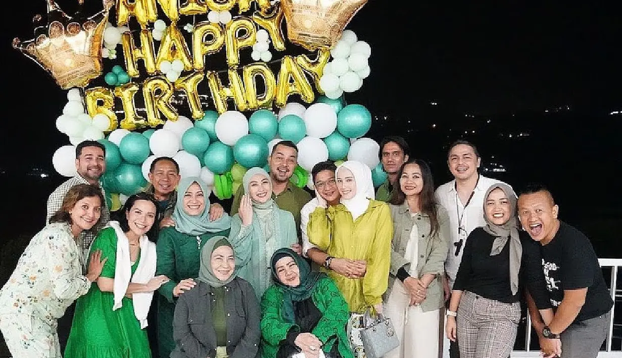 Potret perayaan ulang tahun Annisa Trihapsari ke-47 tahun beberapa hari lalu. Perayaan ulang tahun berlangsung meriah bersama sahabat. Tampak hadir diantaranya, ada Pasha Ungu dan istri, Thomas Djorgi, Umay Lubis, dan masih banyak lagi. [Instagram/hapsarianissa29]