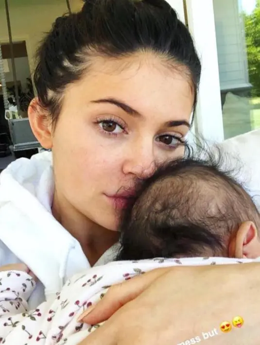 (Dalam video yang diunggah, terlihat ia tak menggunakan makeup yang sedang bersama stormi. (instagram/kyliesnapchat)