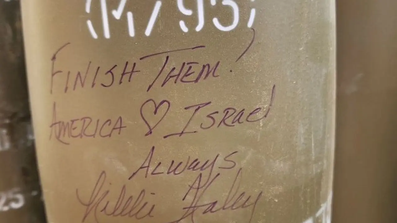 Tulisan Nikki Haley di peluru artileri Israel. (Dok. Instagram/Danny Danon)