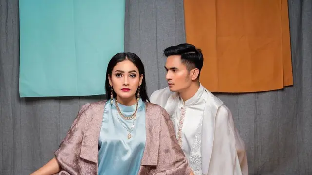 Pasangan ini menjalani pemotretan dengan berbagai tema untuk mengabadikan momen prewedding.