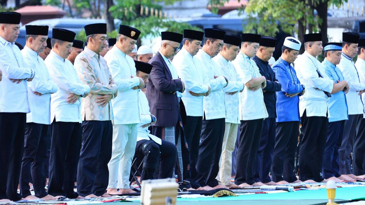 Wakapolri Salat Id di Lapangan Bhayangkara, Khatib Ingatkan Makna Idulfitri dan Integritas Polri
