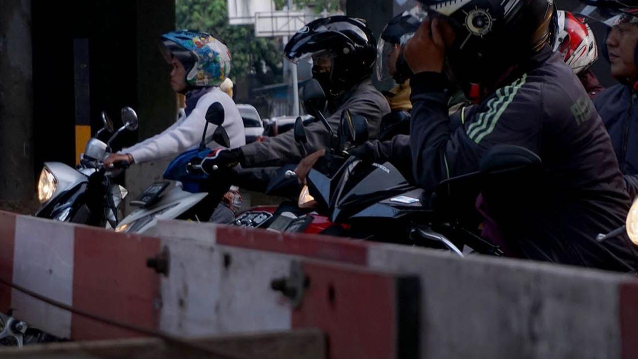 Jika pengguna jalan raya tidak mematuhi aturan tersebut, maka akan kena sanksi hukum, sesuai dengan UU tersebut pada pasal 296 yang berbunyi:
