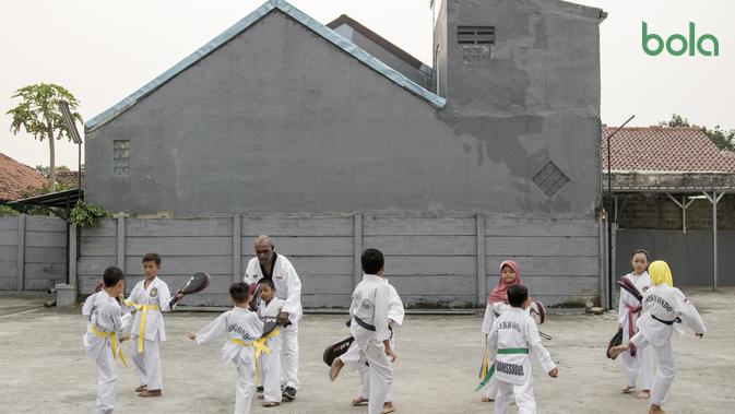 Dengan penuh semangat, Abdul Rojak melatih anak-anak berlatih karate. (Liputan6.com/Immanuel Antonius)