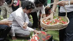 Aktor Reza Rahadian menaburkan bunga di makam Benyamin Sueb di Karet Bivak, Jakarta, Jumat (26/1). Ziarah tersebut ditemani anak ketiga almarhum, H. Beni dan para fans, Benyamin Sueb Fans Club. (Liputan6.com/Faizal Fanani)