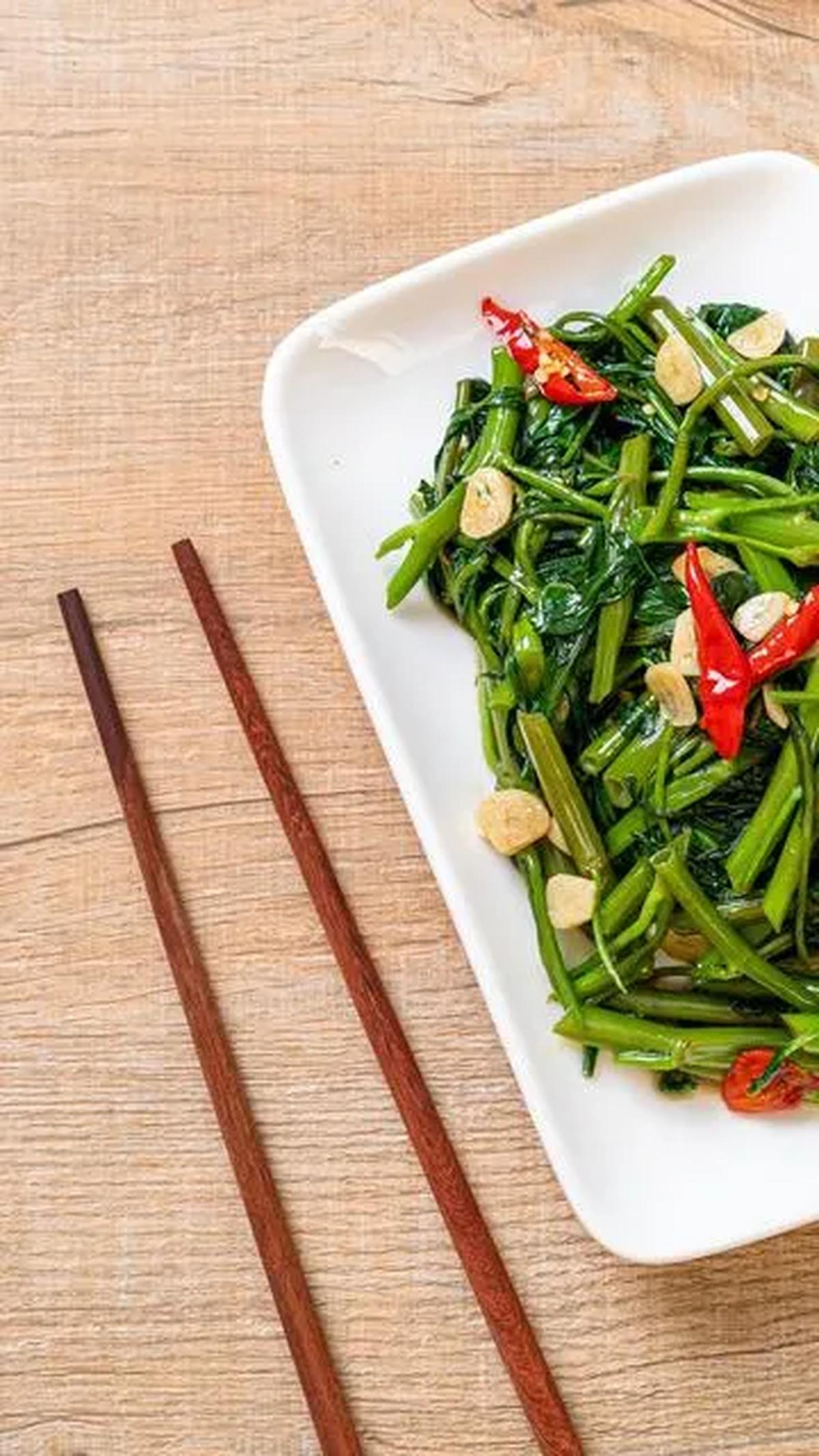Kangkung adalah sayuran hijau yang sangat populer di Indonesia. Selain sangat mudah didapat dan harganya terjangkau, kangkung juga mudah untuk dimasak. Siapa saja bisa mengolah sayur yang satu ini, di mana menu yang paling populer adalah tumis dan cah kan