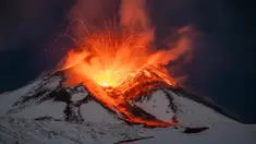 Lava meletus dari gunung berapi Gunung Etna yang tertutup salju, Sisilia, Italia, Sabtu (25/11/2023) dini hari. Gunung berapi paling aktif di Eropa ini masih aktif menyebarkan abu di sekitar daerah berpenduduk padat di lerengnya. (AP Photo/Etnawalk, Giuseppe Di Stefano)