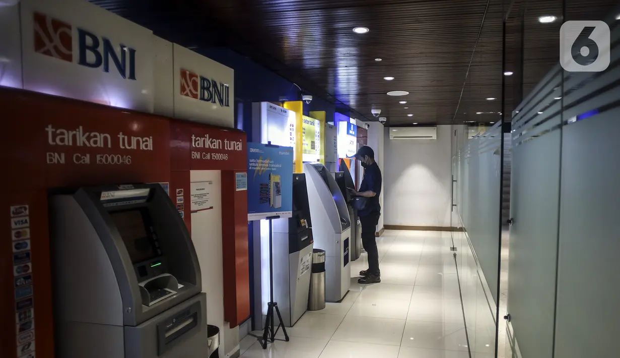 Nasabah melakukan transaksi melalui ATM di Jakarta, Kamis (11/11/2021). Otoritas Jasa Keuangan (OJK) mencatat penghimpunan dana pihak ketiga (DPK) perbankan tumbuh mencapai 7,69 persen yoy atau Rp 7.162,3 triliun pada September 2021. (Liputan6.com/Johan Tallo)