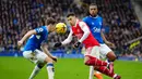 Pemain Arsenal Gabriel Martinelli (tengah) berebut bola dengan pemain Everton Seamus Coleman (kiri) dan Alex Iwobi pada pertandingan sepak bola Liga Inggris di Goodison Park, Liverpool, Inggris, 4 Februari 2023. Everton mengalahkan Arsenal dengan skor 1-0. (AP Photo/Jon Super)