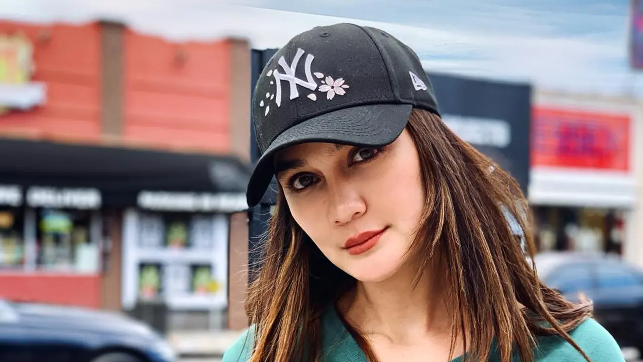 FOTO: Gaya Modis Luna Maya Saat Kenakan Topi, Kece Abis