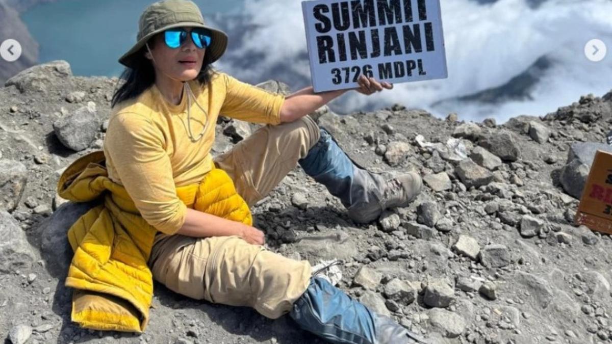 Atiek CB Taklukkan Puncak Gunung Rinjani di Usia 62 Tahun, Sempat Tengok Lokasi Jatuhnya Juliana Marins
