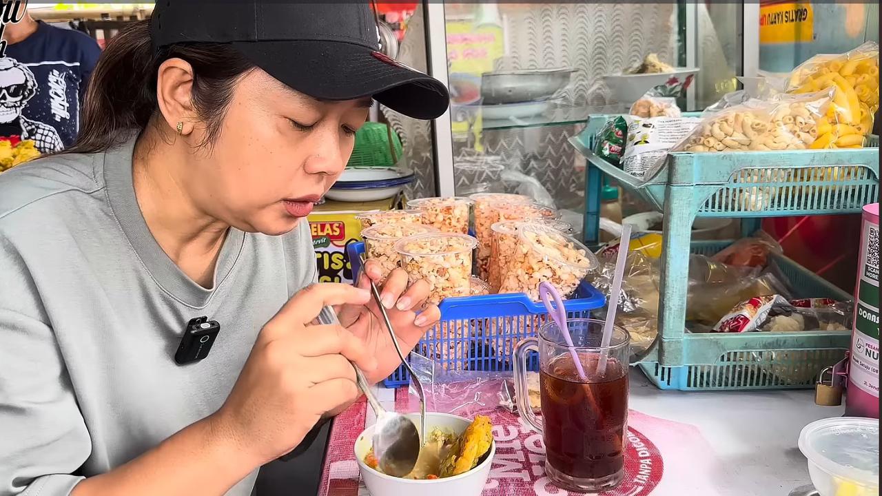 Potret Soimah Makan Soto Rp2 Ribu di Warung Sederhana, Pedagang Syok Didatangi Artis - Akhirnya Ngakak Bareng