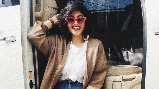 [Bintang] Kerap Tampil Boyish, Lipstik Gelap Nadine Waworuntu Ini Edgy Dramatis