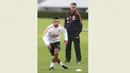 Memphis Depay yang baru direkrut Manchester United dari PSV Eindhoven menjalani latihan perdana bersama anggota tim MU di bawah pengawasan langsung sang pelatih, Louis van Gaal.. (www.manutd.com)