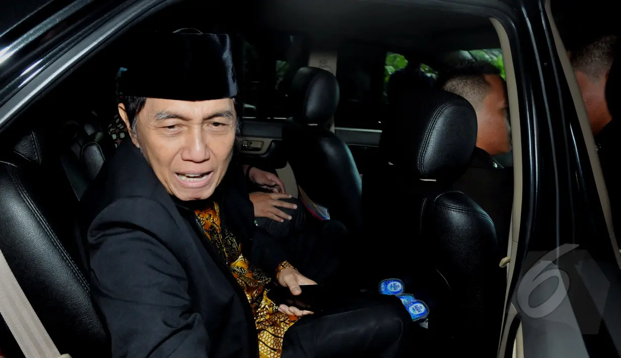 Hadi Poernomo bergegas meninggalkan gedung KPK usai menjalani pemeriksaan, Jakarta, Selasa (5/5/2015). KPK belum melakukan penahanan meski Hadi sudah setahun ditetapkan sebagai tersangka. (Liputan6.com/Andrian M Tunay) 