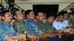 KSAD, Jenderal Mulyono (tengah) saat menghadiri perayaan Natal Bersama TNI di GOR Ahmad Yani, Mabes TNI, Jakarta, Rabu (11/1). 3.000 prajurit dan PNS hadir dalam perayaan Natal Bersama TNI tahun 2016. (Liputan6.com/Helmi Fithriansyah)